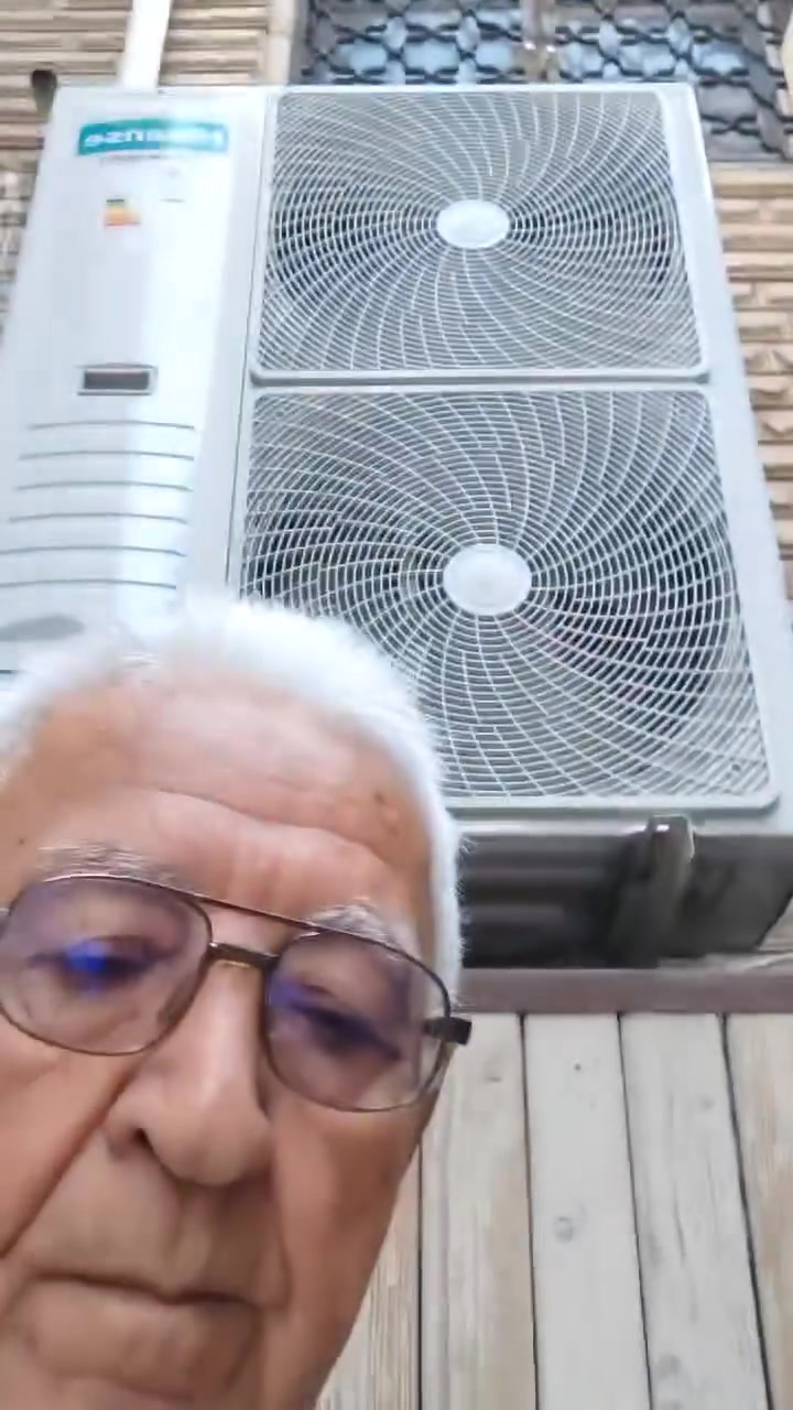للبيع دار سكن طابقين السيديه بغداد قرب زنود الست الهلالي و فلافل الريان رابع بيت فرع الجامع الكبير الجبه مترين تدخل للبيت واجه 7متر نزال 20 متر طابقين مساحه 180 متر طابقين سعر 360 مليون ت ***********
