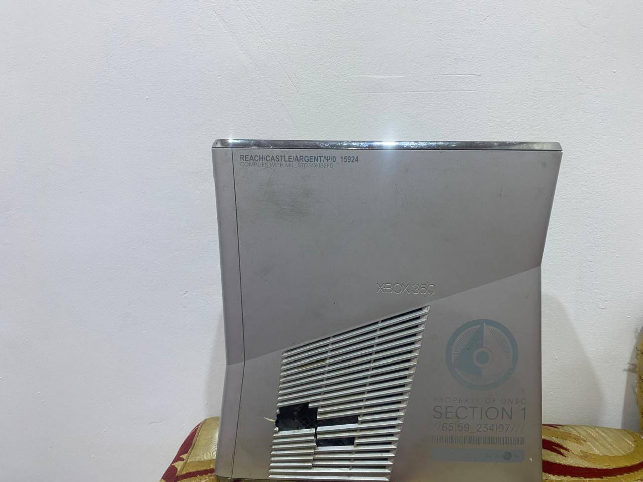 اكس بوكس 360 للبيع كامل ملحقاته نضيف ماداخل تصليح السعر 115 وبيه مجال للشراي            للتواصل واتساب 0 771 848 4254
