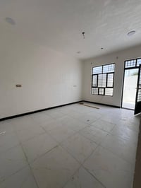 بيت للبيع • ١٠٠م • قرب جامع الحق
