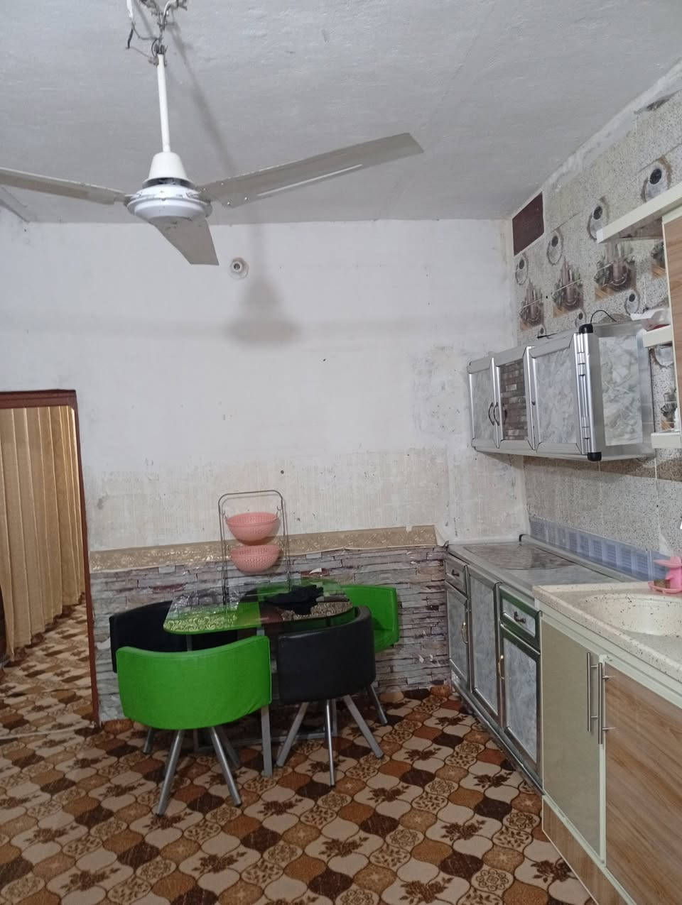 مشتمل للبيع المساحه 107غرفه وهول واستقبال وصحيات حي الحريه قرب الرايه للاستفسار ***********
