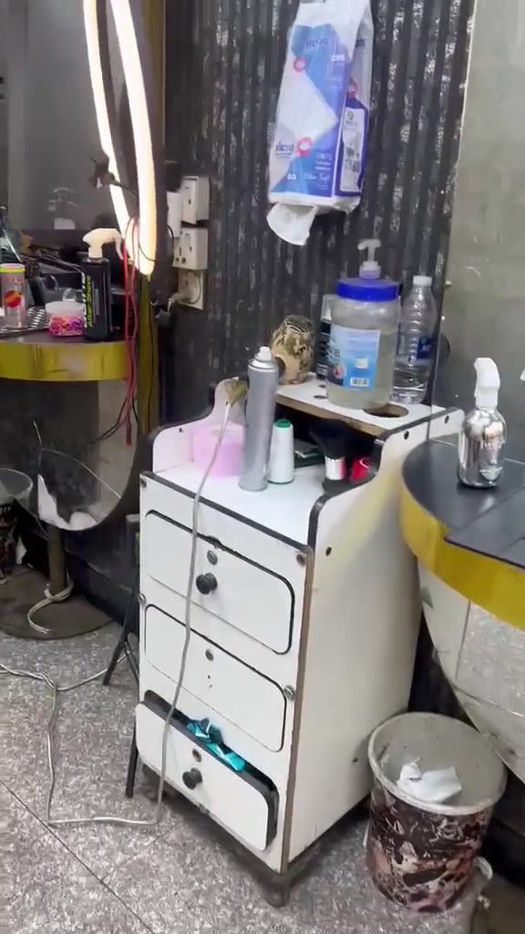 أربع مرايات وأربع كومديات وقنفتين للبيع مكاني الكراده


**إذا كنت صاحب هذا الإعلان وتريد حذفه لأي سبب، رجاءا أرسل رسالة إلى الدعم الفني**
