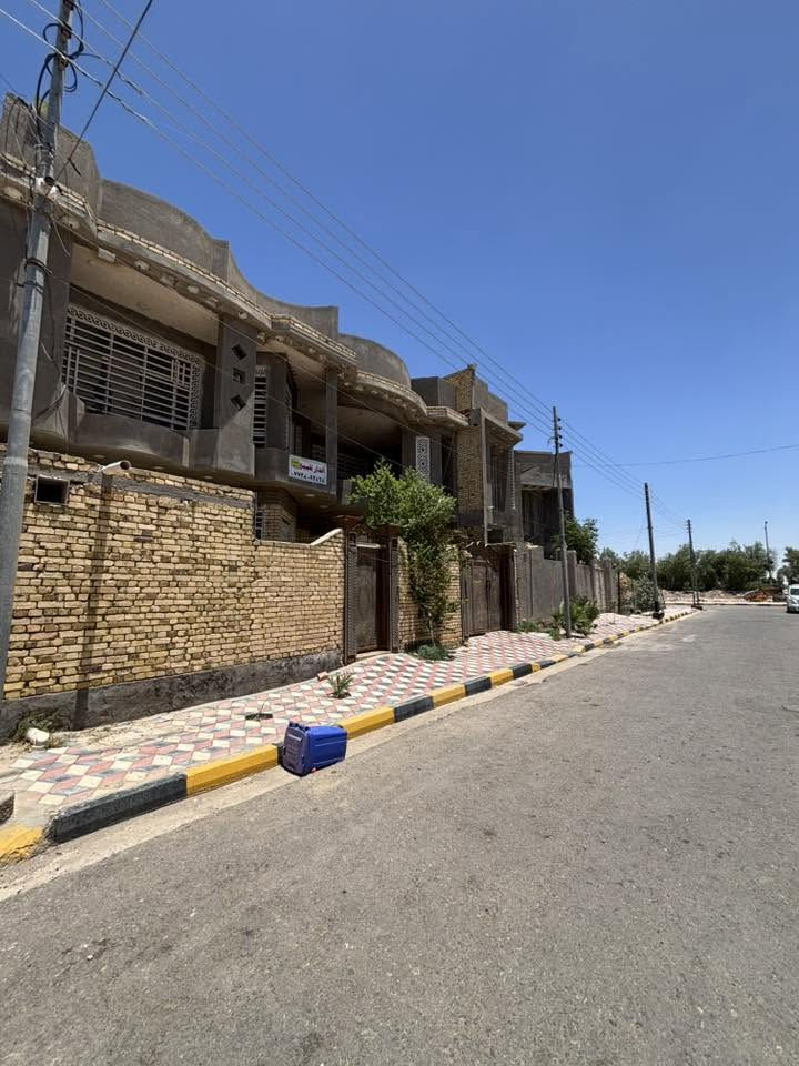 دار للبيع 
الحقل الاول 
ثاني بيت ع شارع السعيده 
المساحه ٢٥٠ 
***********
