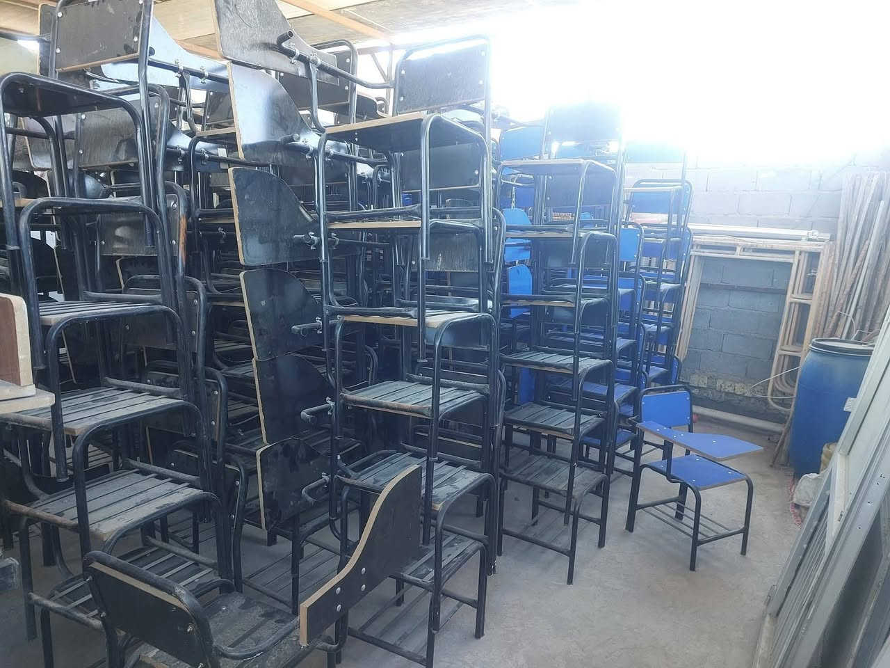 ستولات او كراسي  مدرسيه نظيفه جدا ب١٦ونص
سبورات حجم كبيرمترتين ونص في متر وربع ب٥٥
سبوره مترتين في متر ب٣٥
المسيب حي المعلمين٣ طريق سيد ابراهيم بعد السكه بكيلوين تقريبا بعد اسلاك الضغط العالي ب٢٠٠م 
بيت على جهة اليمنى
***********
يرجى الاتصال قبل المجيء
