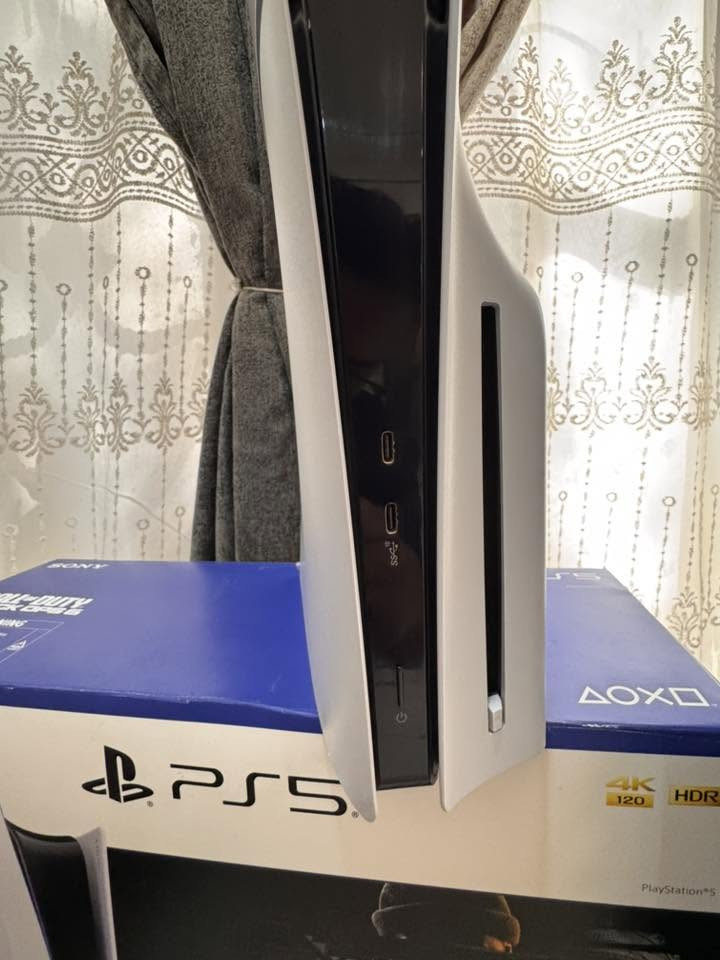 جهاز بليستيشن 5 سلم 1 تيرا PlayStation 5 Slim 1TB مع جوستكين اصليات!
السلام عليكم

الجهاز جديد مستعمل كلش قليل فقط فيفا لاعب بيه 

جوستك اصلي ابيض: نظافة 100‎%‎

جوستك اصلي ابيض: نظافة 100‎%‎جديد

كيبلات الجهاز: كيبل التشغيل + كيبل ال HDMI.

كارتونة الجهاز: نظافة حوالي 95‎%‎

كامل الملحقات✅+ ملحقات اضافية جوستك ابيض اصلي + CD لعبة FC24 +FC26هي و الكڤر+UBS1500 الاصلي 

السعر: 800 الف.

مكاني: نجف

تواصل: ***********

الجهاز غير مفتوح
