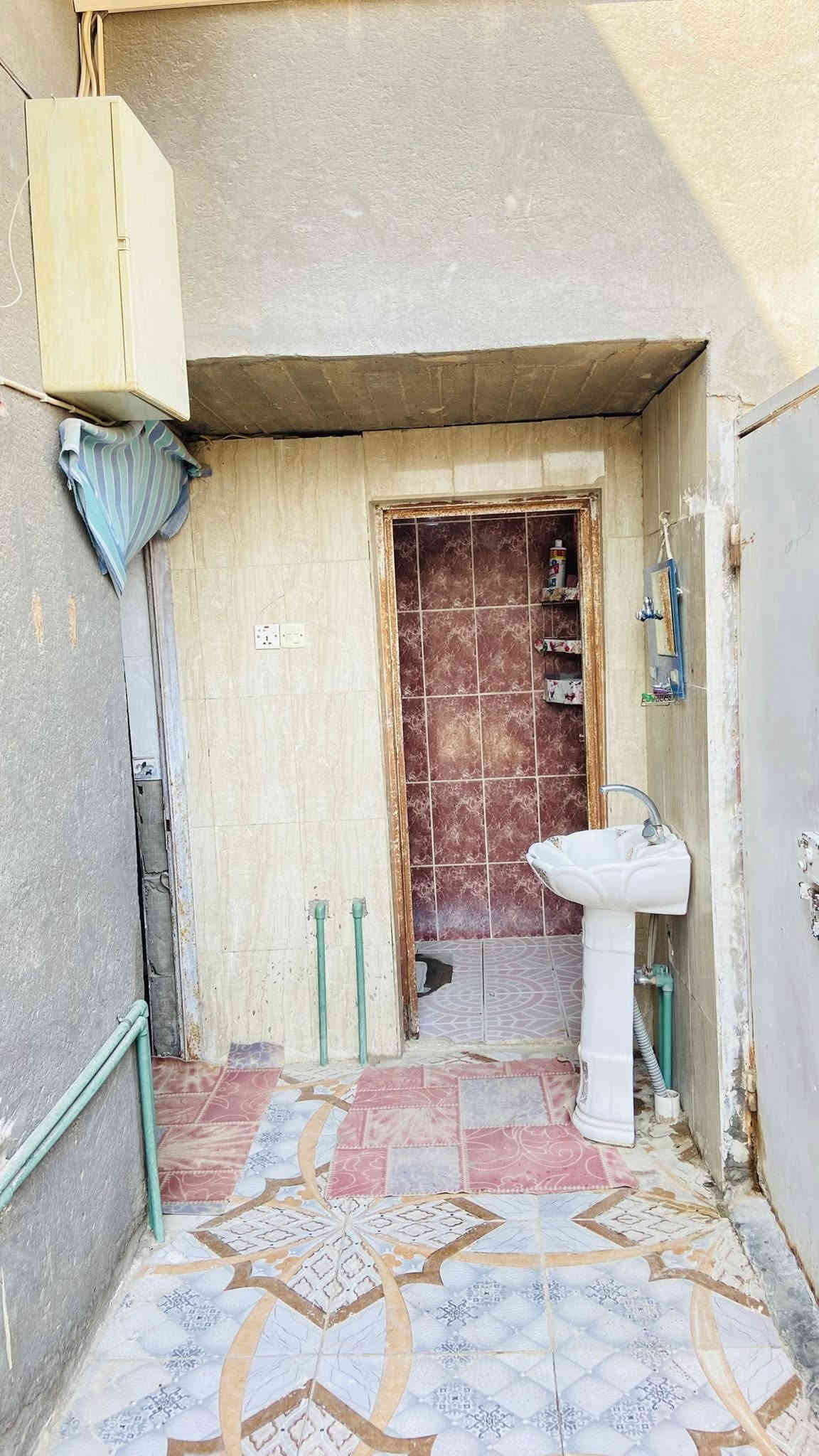 سلام عليكم 
بيت عد ال معالي  ركن
مساحته ٢٢٠ 
يبعد عن شارع العام ١٠٠ م
يتكون من اربع غرف اثنين جوه واثنين فوك 
صحيات داخليه وخارجيه 
حديقه وكراج 
السعر خاص  ***********
