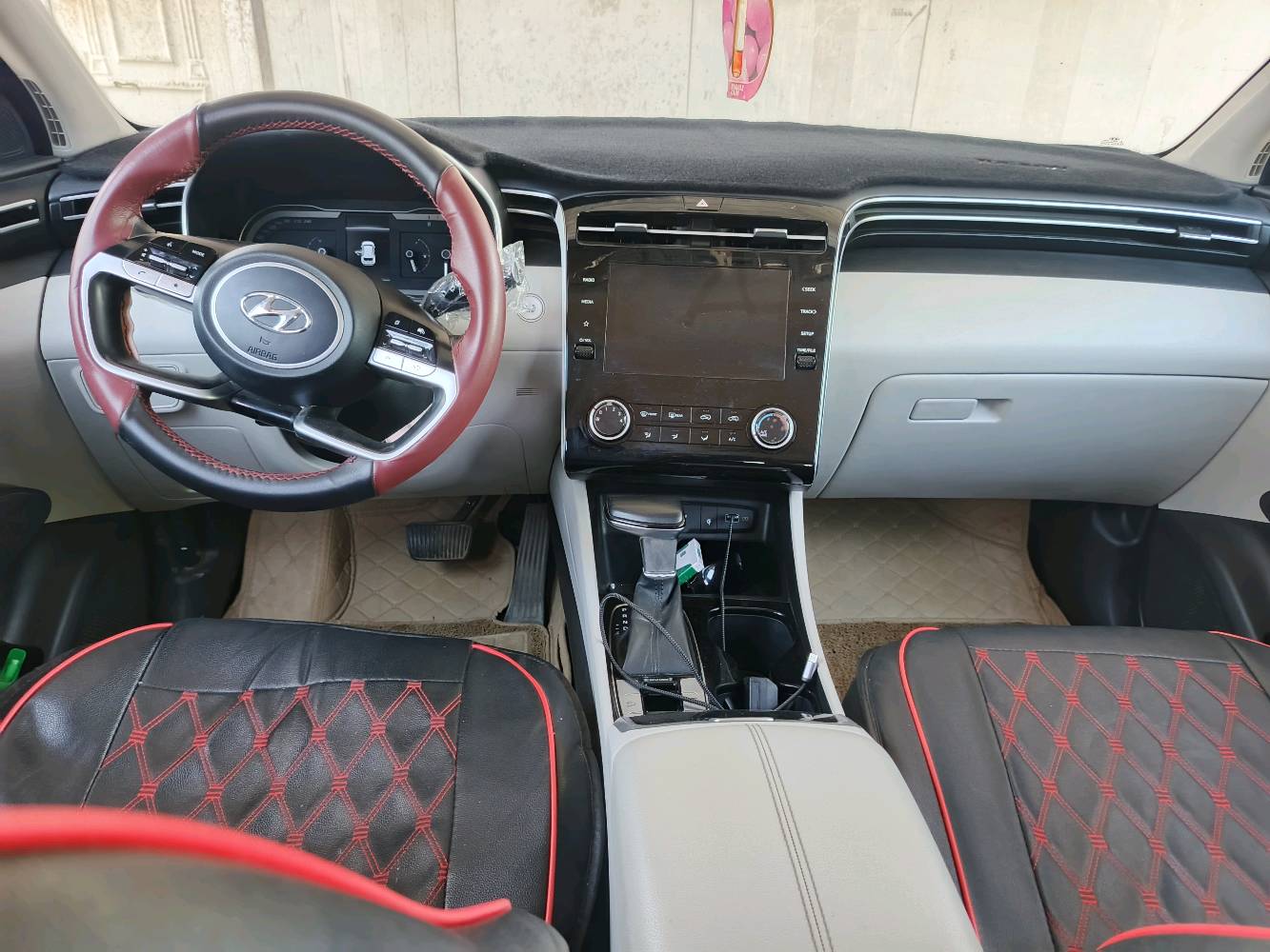 . الموديل خليجي2023 بأسمي
. سعر 200 وبيه مجال 
. اللون : ابيض
. لون الداخل :رصاصي اسود
عداد المسافة :40 كيلو
بدون ايرباك
 بصمة
تشغيل عن بعد
 شاشة عداد ديجتال
 كار بلي 
. شاحن واير لس 
 كاميرا دوار خلفية
ويل كب كروم حجم 18
 هاند بريك دكمة
 نظام مانع تزحلق 
ثلاث انظمة قيادة ( رياضي ، ذكي ، اقتصادي)عنوان بغداد.... رقم سيارة بغداد
 للاتصال: ***********) (ملاحظه بيه بارد ربع  بنيد 