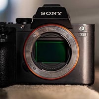 للبيع بدي Sony a7ii + عدسه 28_70 ملم  3 بطاريات  كيبلات شحن  جنطة  رام...