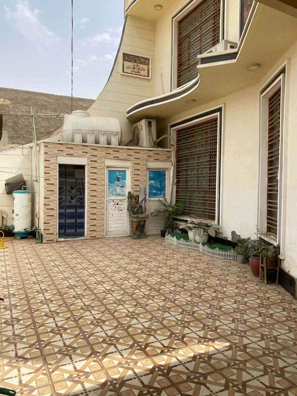 دار سكن للبيع  ديوانيه التقية الثالثة قرب الشارع العام
قرب مطعم بغداد
طابـــو صــــرف
ــــــــــــــــــــــــــــــــــــــــ
المساحة 224م
طابقين مسلح بناء 2018
يقع على شارع 15 م
طابق الأول 🌆  غرفه نظام سويت غرفه عادي واستقبال وصاله ومطبخ مجمع صحيات داخلية وخارجية وكراج 
طابق الثاني🌆 غرفه نظام سويت وغرفه عادي وصاله مجمع صحيات 
ـــــــــــــــــــــــــــــــــــــــ للاستفسار اكثر اتصل عالرقم بي واتساب***********
