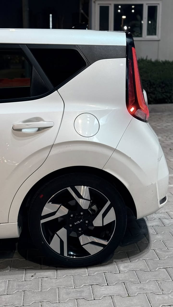 سلام عليكم
للبيع كيا صول موديل 2023  جتي لاين 

حجم المحرك 2000 دوش ماشيه 40 الف

اعلى فئة  بالصول فول  موصفات خاصه تجي فتحه وبصمه وشاشه ايباد وبجم عدسه زنون بلادي سايد بريك بصمه ابواب بصمه 
كشنات كهرباء كشنات تدفه شاحن وايرلس تبريد بيانو رادار امامي شغال رادار خلفي رادار يمنه ويسره حساس اطارات كشاف امامي شغال نضمه قياده
 السياره جديده كلش 
لد امامي شغال لد خلفي شغال اشاير بل مري ولكب كروم حجمه 18  وبيبان حمر بلادي اناره داخليه دمام صوت امامي وخلفي 
 تشغيل عن بعد اطفاء ذاتي 
انضمه قياده السياره وارد امريكي 
ايرباك بردة مبدل باب خلفي اصلي نفس لون صبغ من جاملغ صور الحادث مرفقه   
السيارة بأسمي 
للأستفسار ***********
