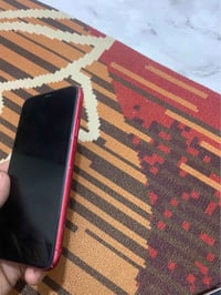 ايفون نظيف لون احمر جهاز نظيف مامفتوح  ذاكرة 128  بطارية 71 لكن شغالة ...