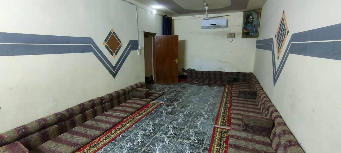 بيت للبيع مساحه ٢٤٠م حي المنتظر  بذاك الصوب قرب جامع علي سلمان زبير على الشارع العام محتويات البيت ٣ غرف جاهزةللسكن للاستفسار مراجعة المكتب أو الاتصال على الرقم ***********
