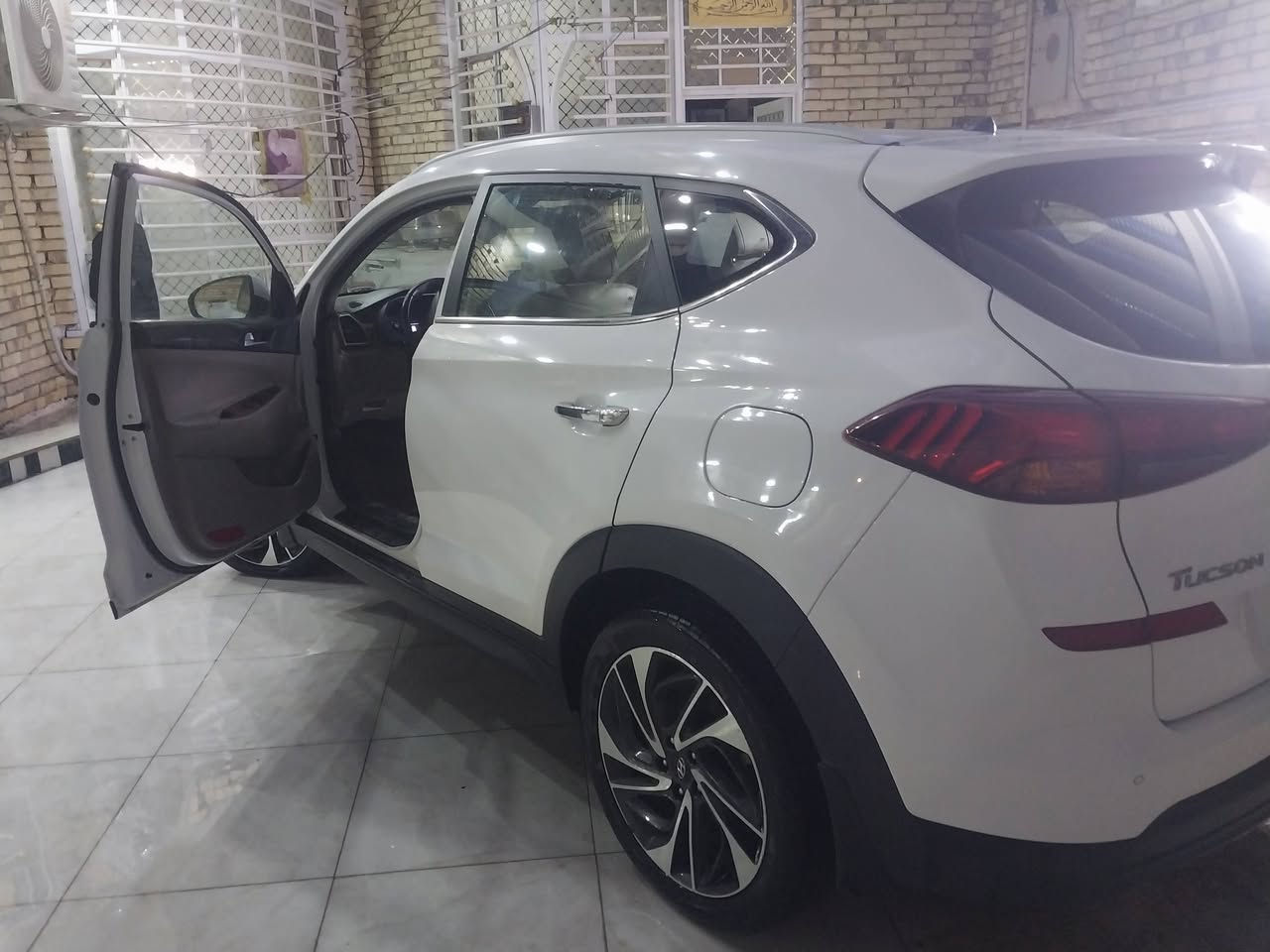 توسان للبيع 2020 شرطيه
`مواصفات: 1/1
السبير مانازل
حساسات
لد امامي 
لد نهاري
اشاير بل مري 
مري شفط 
تغيير انظمه نضام ال ECO و نضام SPORT ونضام NORMAL
 بصمتين 
شاشه 
كشنات كهربائي
كامره خلفيه متحركه
تحكم ستيرن من شركه مايشتغل
ماشيه 93
رقم بغداد شرطيه
مكفوله كفاله عامه
عنوان ميسان حي نهاوند
سعر 220$ وبيهه مجال للشراي
***********
