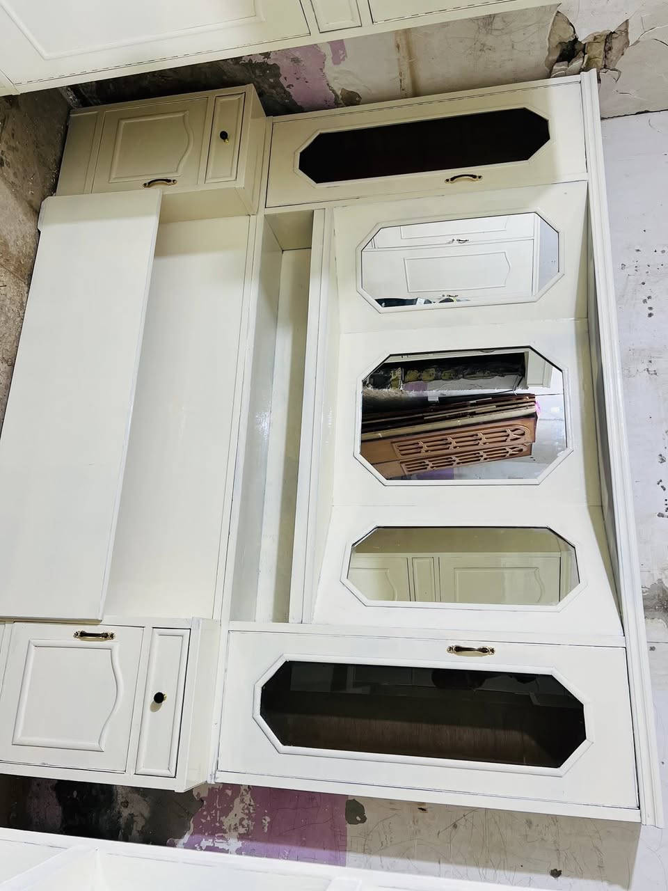 غرفه ام الخمسه تزكام شغل ثكيل مستعمله الصبغ حديث اللون اوفيت السعر 950 العنوان حي الصدر المجبس الرقم ***********
