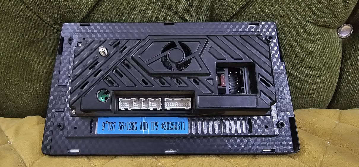 شاشة تاب سياره جديده استعمال شهر نظيفه كلش باب اول مو تقليد لمس سريع كلش للبيع هيه والملحقات السعر ٦٠ وبيه مجال قليل.  سماعه  صوت نقي وبنص تويتر تشويش السعر ١٠ الاتصال ***********
