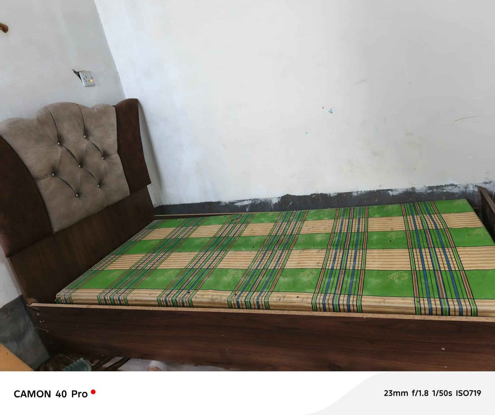 غرفه تركي نفرين السعر ٣٠٠ نضيفه كلش 
***********
