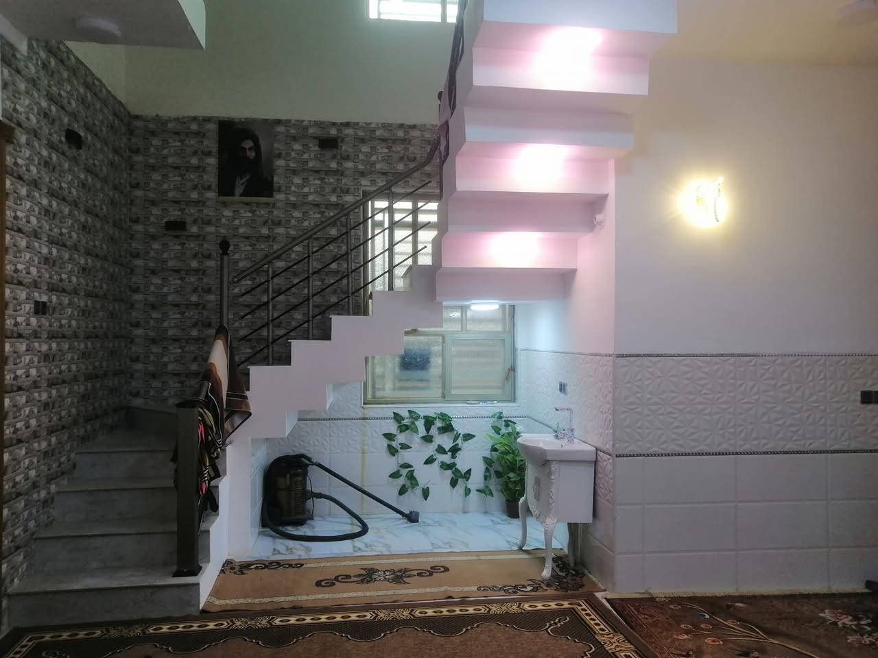 دار ٢٠٠ م على الشارع العام تجــــــاري حي العسكري ١٦ مقابل جامع ال عمـــــــــــــــــران  طابقين  يحتوي على 
[ استقبال ومطبــــخ وصالة عدد ٢ قياس ٩×٤ وغرف نوم عدد ٤ وصحـــــــــيات عدد ٣ ومنــــــــــــــــــاور عدد ٢] 
السعر ٣٣٠ مليون مع المجال رقم الهاتف ***********
