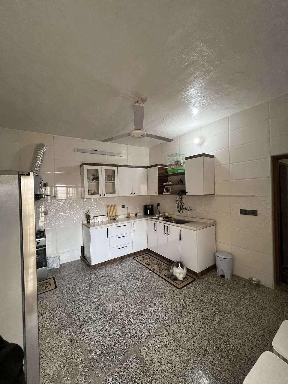 السلام عليكم
مشتمل للبيع المساحة ٦٥
طابقين 
الطابق الاول صاله وحمام ومطبخ 
الطابق الثاني 
غرفة نوم عدد اثنان 
الطابق الثالث بيتونه وسطح البناء ممتاز الارضية ممتازة ماء مجاري كهرباء  جديد
ترميم جديد 
للاستفسار: 770 556 9387
***********
واتساب:***********
