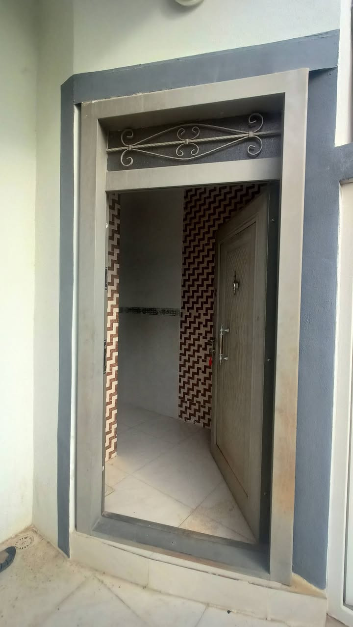 ئەم خانوە بۆفڕۆشتن ناونیشان سموود ئاوباریک نزیکی جادەیە نزیکی مارکێت و صەیدەلییە خانویەکی پاکو بێ عەیبە ڕوبەری 100مەترە ژورێکیش کراوەلەسەرەوە وەکو دیوەخانەکەیەتی بەس تەواونەکراوە ژمارەی موبایل ***********
هذا البيت للبيع عنوانه صمود اوباريك قريب من الشارع العام قريب من صيدليه واسواق 100 متر نضيف وجديد اكو غرفه فوك نفس قياس استقبال بس ماكامل 
هذا رقم ***********
