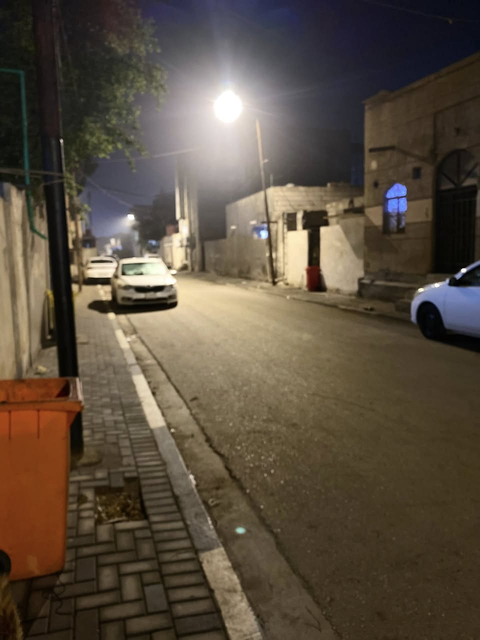 بيت قديم يباع قطعة ، في المعقل السكك قريب, عن معرض البصرة الدولي ، موقع ممتاز وقريب عن الشارع الرئيسي المساحة / 310 متر
الواجهة / 15.5 متر
النزال / 20 متر
سعر المنزل/ 350 مليون وبي مجال
للأستفسار الاتصال على الرقم ***********
