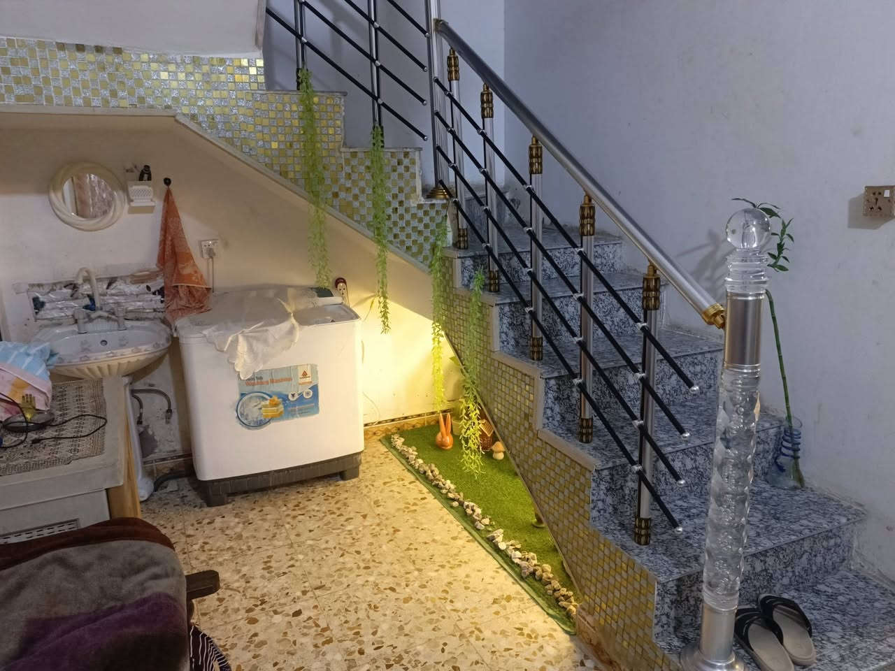 السلام عليكم مشتمل للبيع المساحه ١٠٠ مربع ١٠×١٠ غرفة نوم وستقبال ومطبخ وهول وصحيات طابق واحد عرض الشارع ١٠ خدمات كامله الخاجية شارع اربعين اول شارع من تعبر التقاطع بصف الركن السعر مناسب جدا بسمي مامطلوب اي شي ***********
