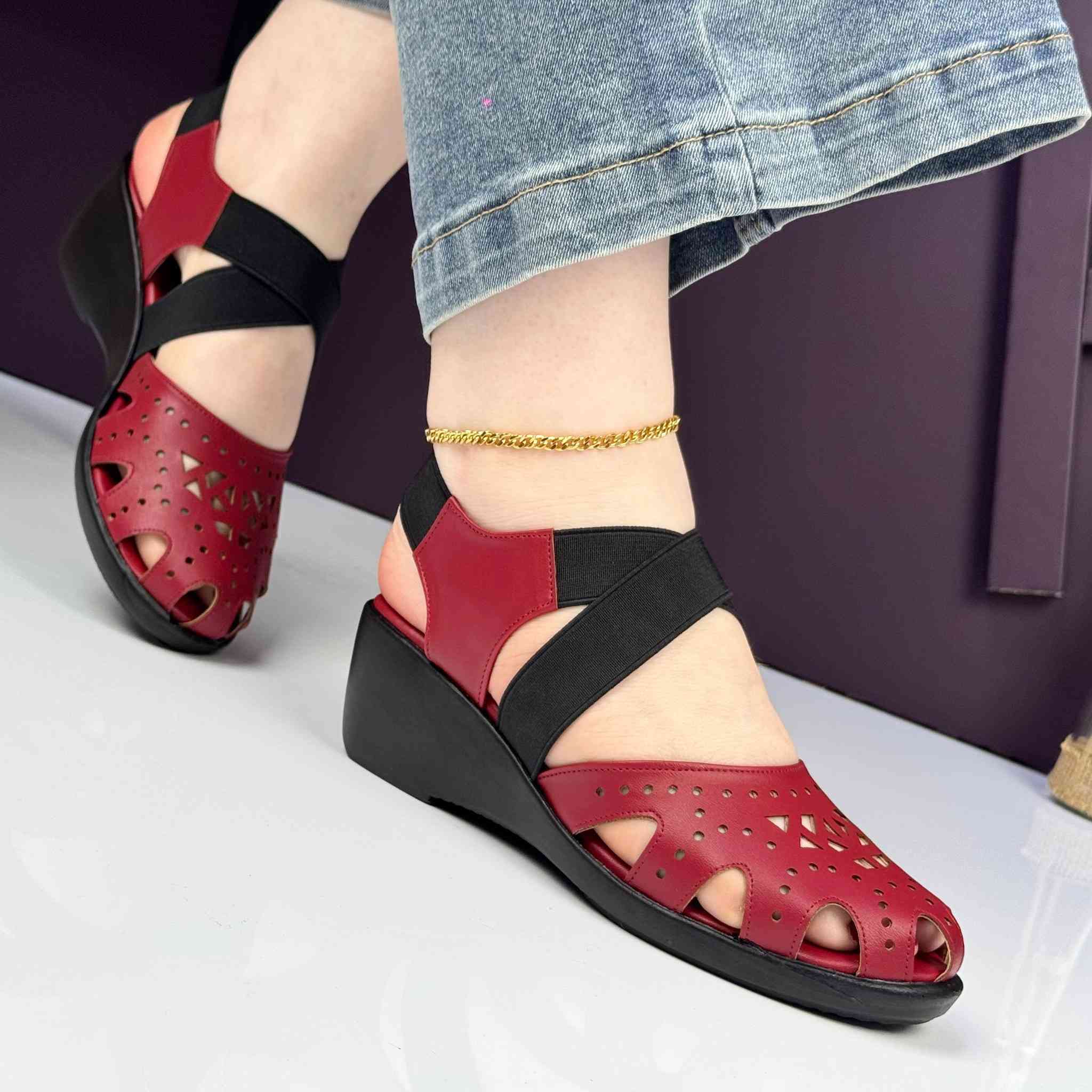 ✨ السعر 20 السعر 20صندل نسائي  بتصميم  أنيق ومريح ✨
استمتعي بالراحة والتهوية مع هذا الصندل العملي المصنوع من جلد ناعم وخفيف بتصميم شبكي جذاب يضمن راحة القدم وأناقتها في نفس الوقت.
يتميز بحزام مطاطي خلفي لتثبيت مريح وسهل الارتداء، مع نعل خفيف مانع للانزلاق يمنحك الثبات في كل خطوة.
🔹 خامة جلد مرنة وخفيفة
🔹 حزام مريح وسهل الارتداء
💫 الآن بتخفيض مميز:
توصيل الكل العراق الحجر☎ *********** وتساب
