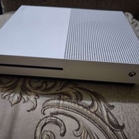 اكسبوكس ONE S ذاكرة (1 تيرا)والعدسه مالأقراص شغالة 100% لوك لا مفتوح و...