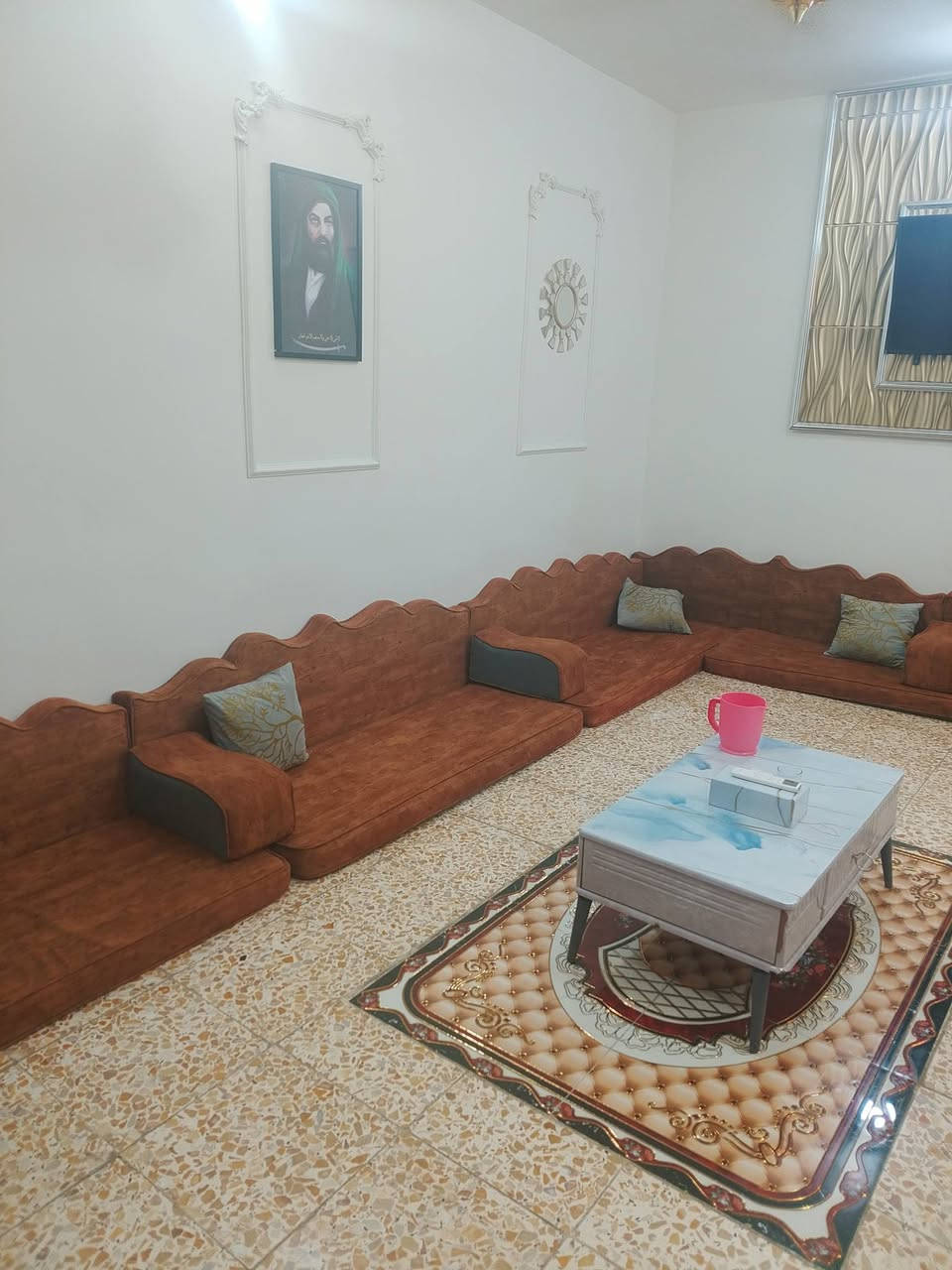 السلام عليكم
ديوان جلسه عربيه وجهين وجه رصاصي والوجه الثاني جوزي فاتح السمك 10سم تسكام درجه اولى نظيف جدا 
طول الجلسه 17م السعر 600. ألف مع مجال بسيط.
العنوان كربلاء حي الغدير قرب اسواق الكفيل 
هاتف *********** 

#الجميع
