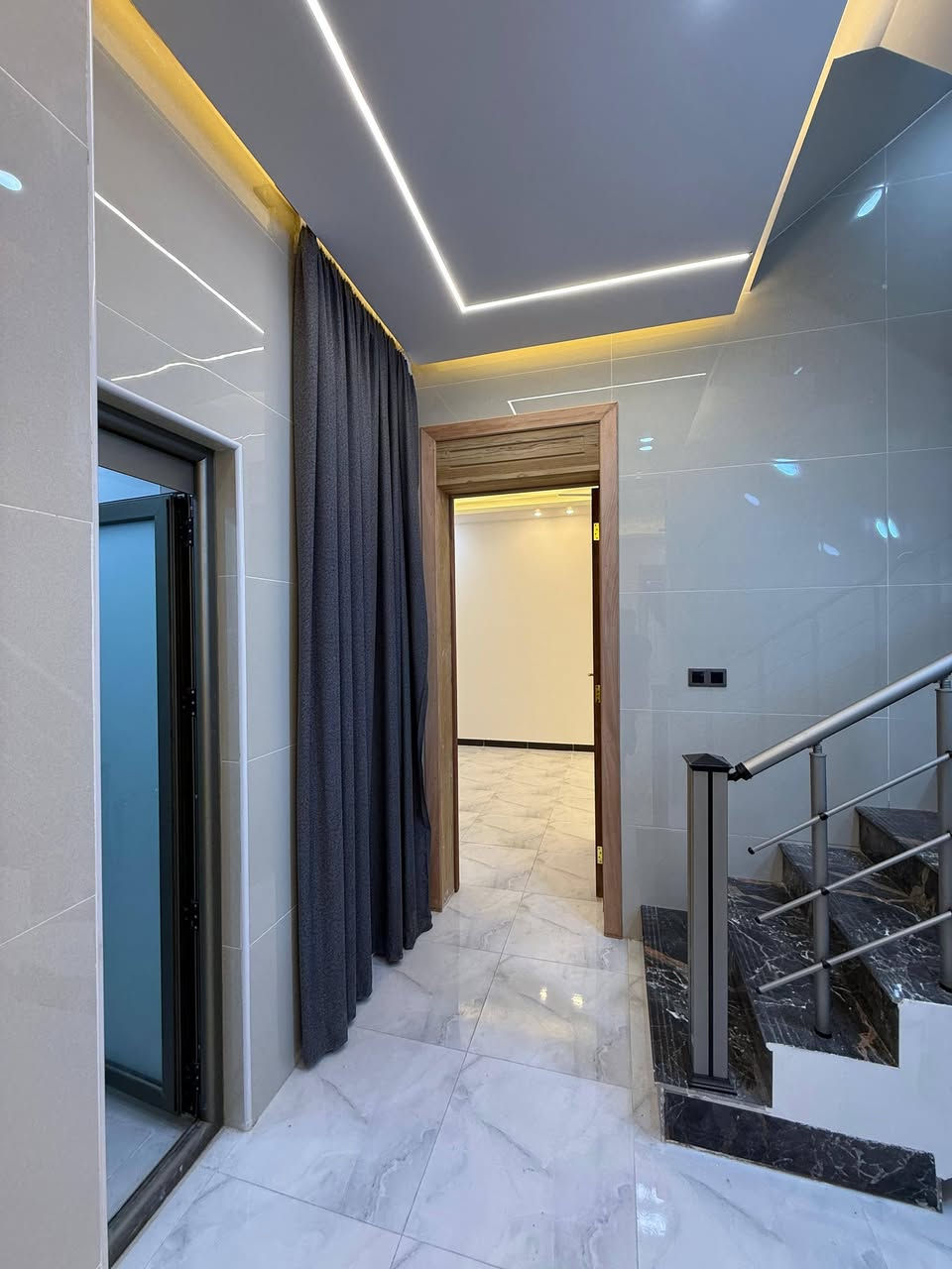 #دارللبيع

الموقع: حي المكرمه منطقه 9000 

المساحه: 140م بناء حديث درجه اولى غير مسكون.

قياس واجهة الدار 7 ×نزال 20م

⭐.يحتوي البيت طابق الاول: على غرفه وصاله واستقبال ومطبخ وصحيات عدد 2 

⭐.طابق الثاني: يحتوي على ثلاثة غرف وصاله وصحيات 

🌟#بمواصفات_vip

💥مجموع الغرف: 4

الاستفسار 

🏛️مراجعة مكتب الرشيد📌 او الاتصال بالارقام التاليه

***********☎️
***********📱
