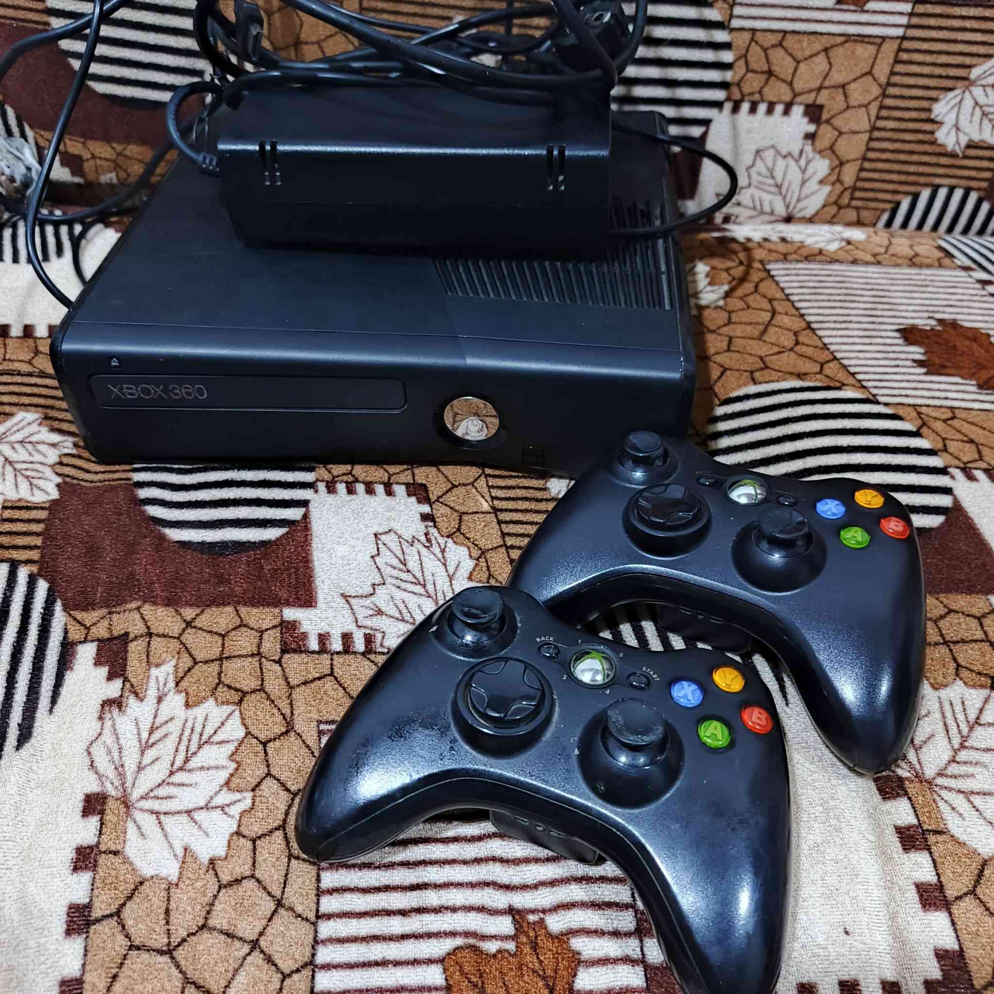 للبيع اكس بوكس ريزري يده ثنين و اي عيب مابي وايرات كامل ١٠٩العاب قوي
السعر 95بي مجال قليل.... 
***********
