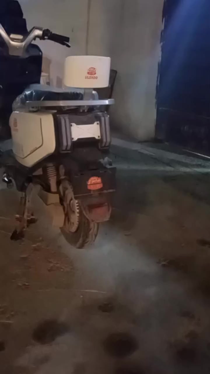 سلام عليكم دراجه شحن صارلي شهر و15يوم من شتريتهه دراجه سرعتهه 75 وتمشي 100 كيلو دراجه نضيفه سعر 10200 رقم الهاتف ***********
