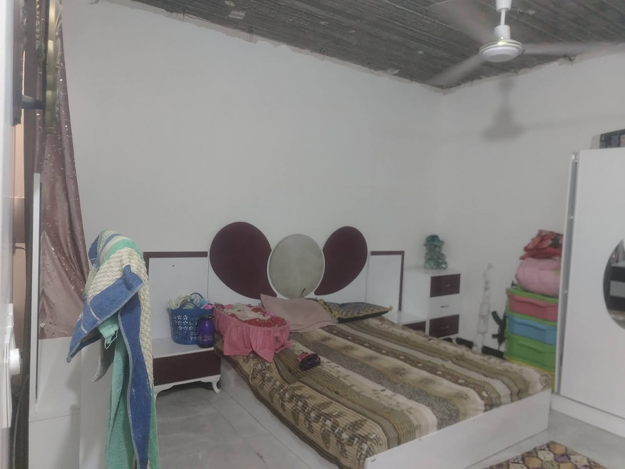 سلام عليكم دار للبيع في حي ميسان شارع الشيوخ سند 25وبيه قرار محكمه مساحته 60متر صب  فوك والجوه عرض لشارع 10امتار مسحوبه كهرباء من جهتين وماء كذلك  لاستفسار على رقمي ***********
