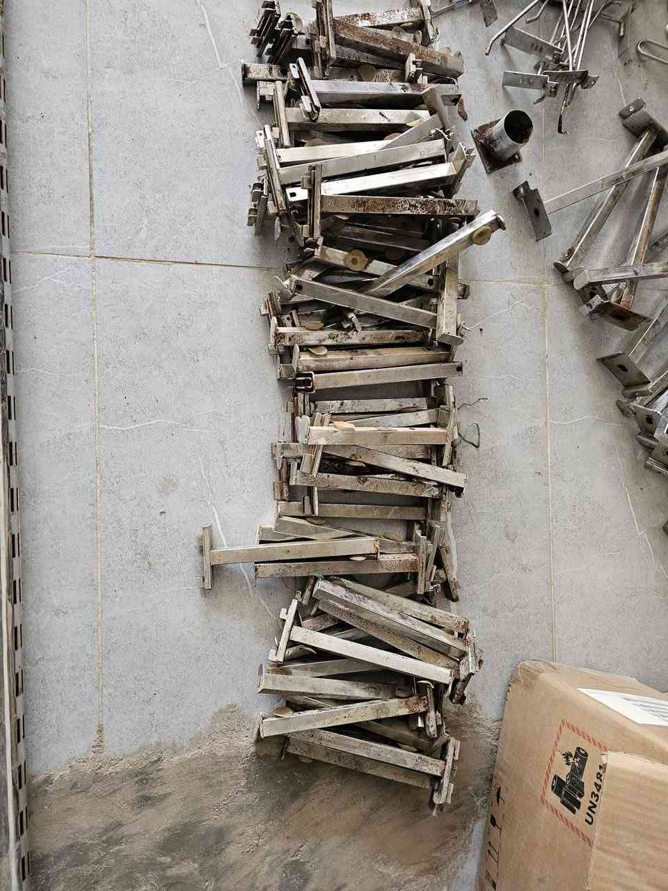 موجود هذني القطع للبيع اللي يفيدوه حمالات رفوف وبوري قاعدة للرفوف عدد ٤ 
والحمالات تقريبا ٦٠ او ٧٠ قطعة 
اللي يخدموه يتفضل خاص
او يتصل ***********
المكان النجف الاشرف
