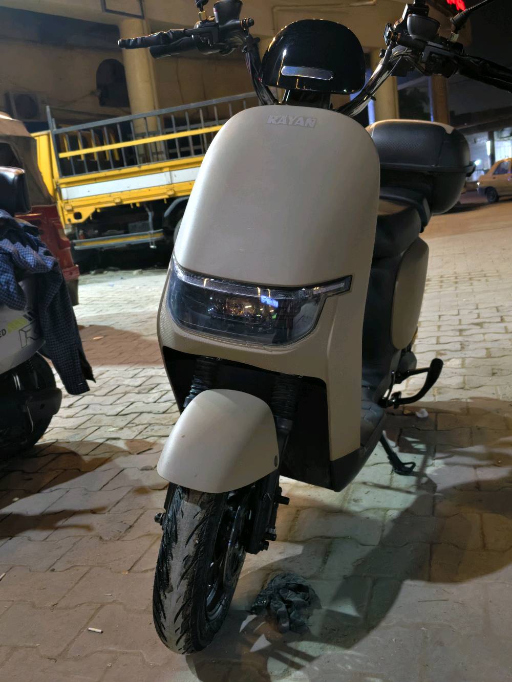 دراجة شحن  (ريان بوليسي )

يتحمل الاوزان الثقيلة 

 1200W
Disk brake 
48V-28A 
4 سرعات امامية 
1 سرعة خلفية 
متوسط المسافة 50km 
السرعة 50km
تاير 10/90/80 
لايت زنون 
صندوق خلفي لحمل الاغراض 
باتري اصلي شركة الريان TAILG بشرط

السعر: 550 الف
المكان بغداد: باب المعظم
ما هو موديل الدراجة بالضبط؟: 
دراجة شحن
كم هو عمر الدراجة أو عدد الكيلومترات المستخدمة؟: 
اقل 3 شهر
هل البطارية قابلة للإزالة أو الشحن؟: 
اي
ما هو موقعك الحالي لتحديد مكان الفحص؟: 
باب المعظم 
هل السعر قابل للتفاوض؟: 
نعم