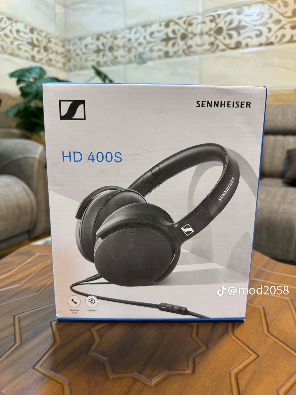 ⸻

🎧 سماعة رأس سنهايزر HD 400S

تتميز سماعة Sennheiser HD 400S بالخصائص التالية:

🔹 سماعة فوق الأذن (Over-Ear) 🎧 بتصميم مغلق من الخلف 🔇 لتقليل الضوضاء المحيطة والاستمتاع بصوت نقي.

🔹 تحتوي على ميكروفون 🎤 وجهاز تحكم ذكي بزر واحد مدمج في الكابل، لإدارة المكالمات 📞 والموسيقى ▶️ بسهولة.

🔹 تصميم متين وقابل للطي 🔄 لسهولة التخزين والحمل أثناء التنقل 🚶‍♂️.

🔹 توفر صوتاً ديناميكياً واضحاً 🔊 مع استجابة قوية للترددات المنخفضة (Bass) 🎵 لعشاق الصوت العميق.

السعر 45000الف مع التوصيل متوفر لجميع  المحافظات


**إذا كنت صاحب هذا الإعلان وتريد حذفه لأي سبب، رجاءا أرسل رسالة إلى الدعم الفني**