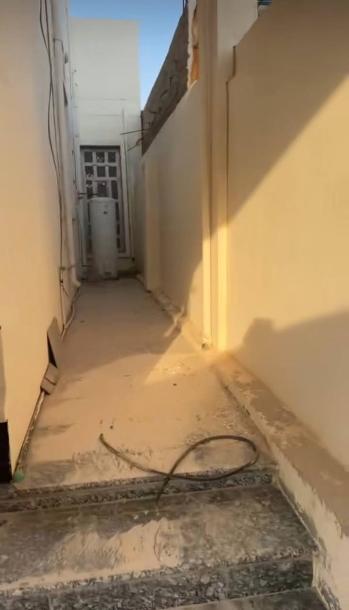 يوجد بيت للايجار في منطقه الشعله ١٣٠ متر طابقين ٣ غرف نوم استقبال ومطبخ وحمامات طابقين للتواصل خاص او واتساب ***********
