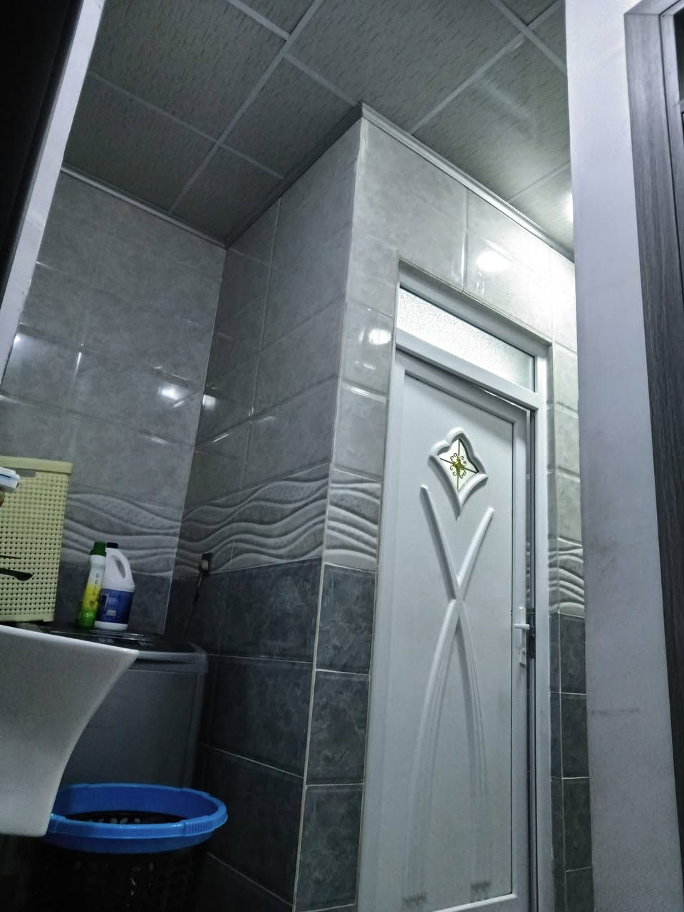 دار للبيع  طابقين غرفة نوم طابق الارضي وغرفتين نوم الطابق الثاني  خدمات ماء وكهرباء وتبليط 
الموقع مزارع الكندي قرب جامع انوار طيبة 
المساحة 130 متر واجهة 6 وربع 
صنف العقار بستان ملك صرف 40 قاضية طابو زهور 
بناء حديث مع الدار السبالت والكاونتر 
للاستفسار اكثر 
*********** اتصال 
*********** واتس اب 
مكتب الجوهرة للعقار
