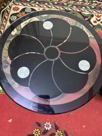 طبلات زجاجية عدد 8 قطع + قطعة وسطية حجم كبير مستعمل نظيفات للاستفسار 0...