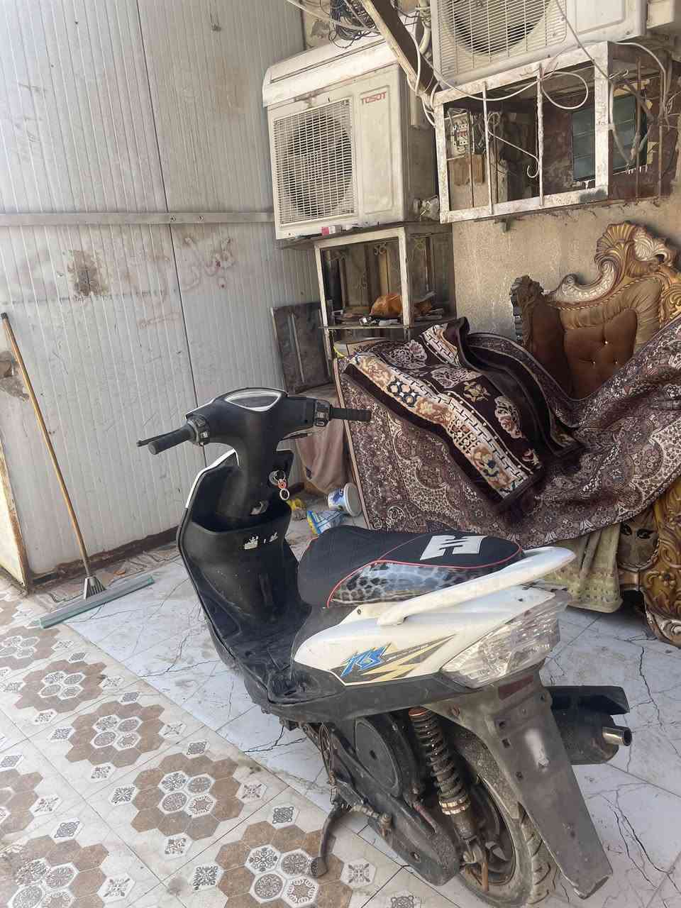 السلام عليكم دراجه ماكس عدله  كهربائيات كلها شغاله دراجه نكره سلف ختم واحد كلها سعرها ٦٥٠وبيها مجال قليل للشراي مكاني ابو الخصيب العوجه قرب مستشفى الصيني ***********
