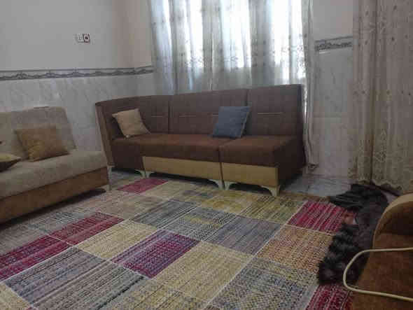 للايجار 
بيت طابق واحد في حي الاصدقاء مساحه200م يحتوي على غرفتين استقبال صاله مطبخ كراج صحيات السعر 700 شامل اجور الكهرباء
***********
***********
