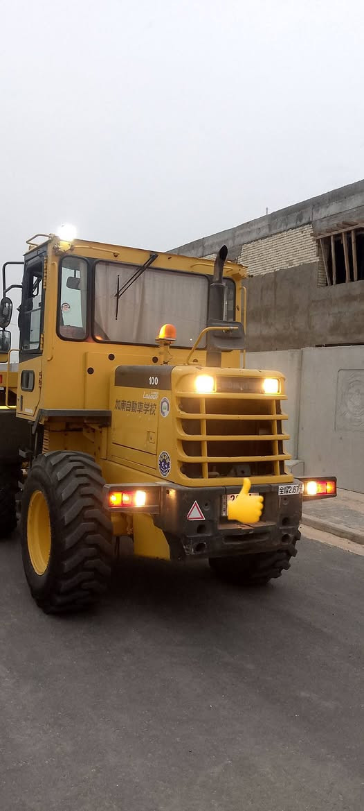 للبيع شفل كوماتسو حجم 100 دخول جديد ورقم جديد مكينه 6تبريد بلادي مكان نجف ***********
