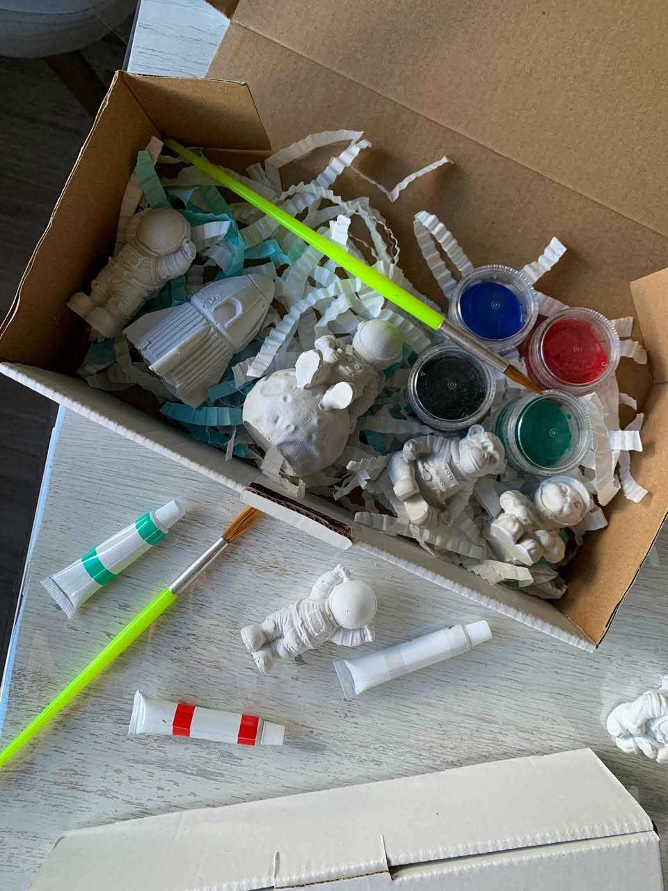 Des figurines en plâtre à colorier pour enfants avec un pot et un décor avec support en forme de lune ,les couleurs sont de la gouache pour enfants ne colle pas aux vêtements et se lave à l'eau facilement,les couleurs phosphorescentes sont disponibles aussi faites plaisir à vos enfants et encouragez leurs créativités الجزائر, بئر مراد رايس


**إذا كنت صاحب هذا الإعلان وتريد حذفه لأي سبب، رجاءا أرسل رسالة إلى الدعم الفني**