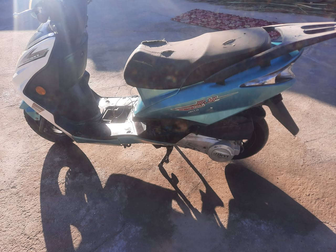 السلام عليكم للبيع دراجه سكنس الدراجه حلوه مجفته توه كهربائيات شغاله بيه بس الكابريتر اتخربط السعر ١٧٥اوبيه مجال للشراي الاتصال على الرقم*********** مكانه بابل
