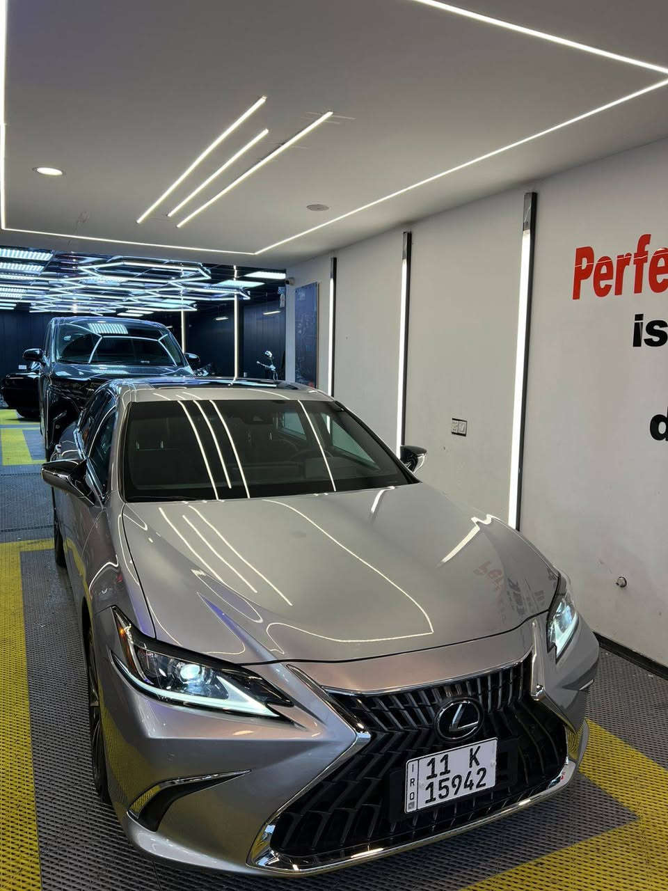 السلام عليكم للبيع
Lexus es 300 h 2024 هايبرد 
السيارة فول مواصفات ١/١ 
ماشية 11 الف miles 
حادثها موضح بالصور  صبغ 3 قطع جنطه وباب وجاملغ خلفي وبيها باب معدل PDR بدون ايرباك بدون دواخل شواصي سليمه
بعض من مواصفات السيارة 
كامرات 360 درجة 
حساسات امامي و خلفي 
رادارات امامي و وجانبي 
نقاط عمياء 
تحديد مسار 
مثبت سرعة تفاعلي 
تدفئة تبريد كشنات مع خرن ميموري 
تدفئة ستيرن 
فتحة سقف 
داتا شو 
نظام صوتي من JBL 
شاشة جبيرة نظام كار بلي وايرليس 
شحن لاسلكي  
مري شفط وكهرباء 
وبيها بعد هواي مواصفات معروفة 
السيارة جاهزة بدون نقص 
سعرها 27.500$ وبيها مجال بسيط
مكان السيارة بغداد اليرموك
***********
