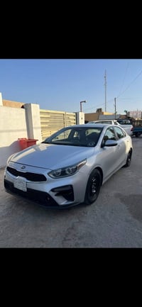 سياره البيع مويدل 21معوقين باقي سنتين وصير حره راعيها شاب يمي حادثها ب...