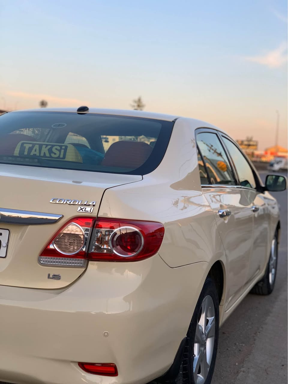 بیکاشۆ ٢٠١٣
تۆماتیک
مەکینە گەورە
گێروو مەکینەی بە شەرت 
کارەبایات بە شەرت 
سێ پەڵە بۆیاخی زۆر بچوک
سەیارەگە زۆر جوانە 
چوار ویلو تایەی نوێ
زۆر توند تۆڵە
تێبینی سەیارەکە هی من نیە پەیوەندی بەم ڕەقەمە بکەن  
0750 795 6364 أربيل, العراق
