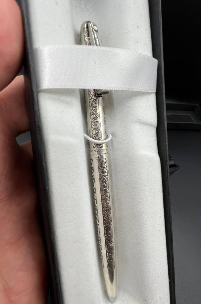 تحية طيبة  ،،، 
           #قلم_جاف_شيفر_امبريال SHEAFFER IMPERIAL 
           الصنع : امريكي #اصلي  ، MADE IN USA  ، 
             مستخدم ، إنتاج طراز كلاسيك #قديم  ، 
        مصنوع من #الفضة_استرليني_925  STERLING  ، 
               نقشة #أوراق_الشجر مميزة جدا  ، 
* السعر : 145 الف  ، 
 * يوجد توصيل  .


**إذا كنت صاحب هذا الإعلان وتريد حذفه لأي سبب، رجاءا أرسل رسالة إلى الدعم الفني**