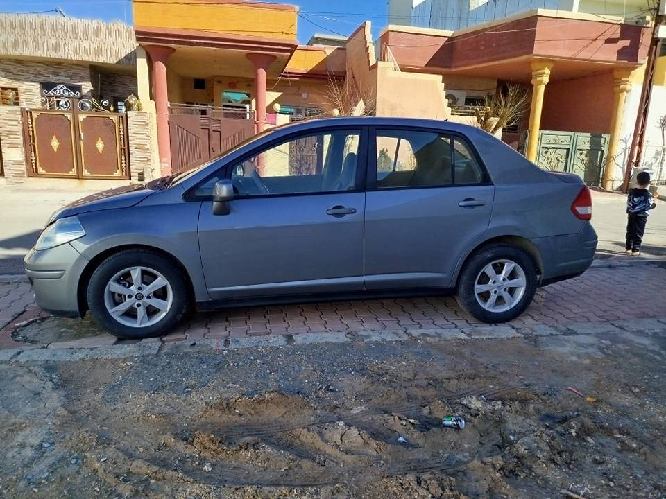 نيسان تيدا 2011 دانسقه لؤك لؤكه هيجى بيوه نيه سؤنه ره كه م داناوه سه نه وى تازه يه تاقم بيشى تازه يه شاشه و كاميرا سندوق به سمه زينؤن جامو ئاوينه كاره با مه كينه 18 سه ياره كه سه ياره ى ماله هيج عه زيت نه دراوه بئ بؤياخ بئ سارد به شه رتى هه موو شتيك نرخى 100 مه جاليكى كه م 
ز.ت ***********
*********** السليمانية, العراق
