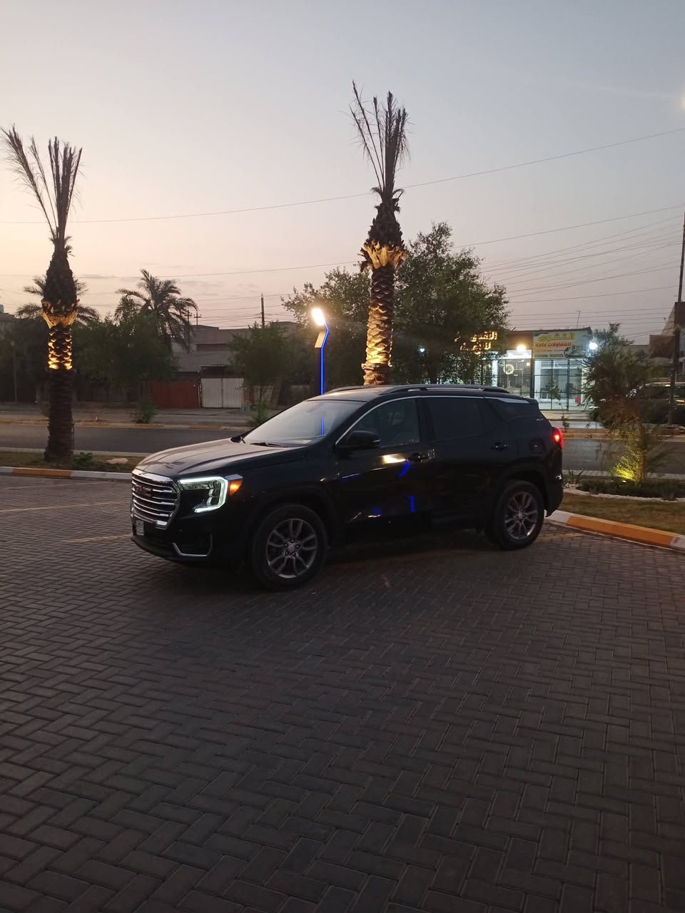 السلام عليكم جمسي تيران 2024SLT مكينه 1500توربو فول عده فتحه كشنات جلد تدفعه بصمه ابواب4 تشغيل بصمه السياره دخلتها على أيدي بيها باب السائق مصبوغ جاملغ مبدل ومصبوغ نص القماره صار بيها صبغ فقط كير مكينه بل شرط رقم بغداد البارحه رقمتها مكاني بغداد حي الجهاد *********** سعر 198بيها مجال
