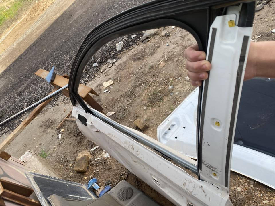 للبيع نيكله جهت السايق
وهاي جهت الصدر 
باب جهت السايق
باب جهت الصدر 
جاملغ جهت الصدر
المكان الديوانية 
الرقم ***********
