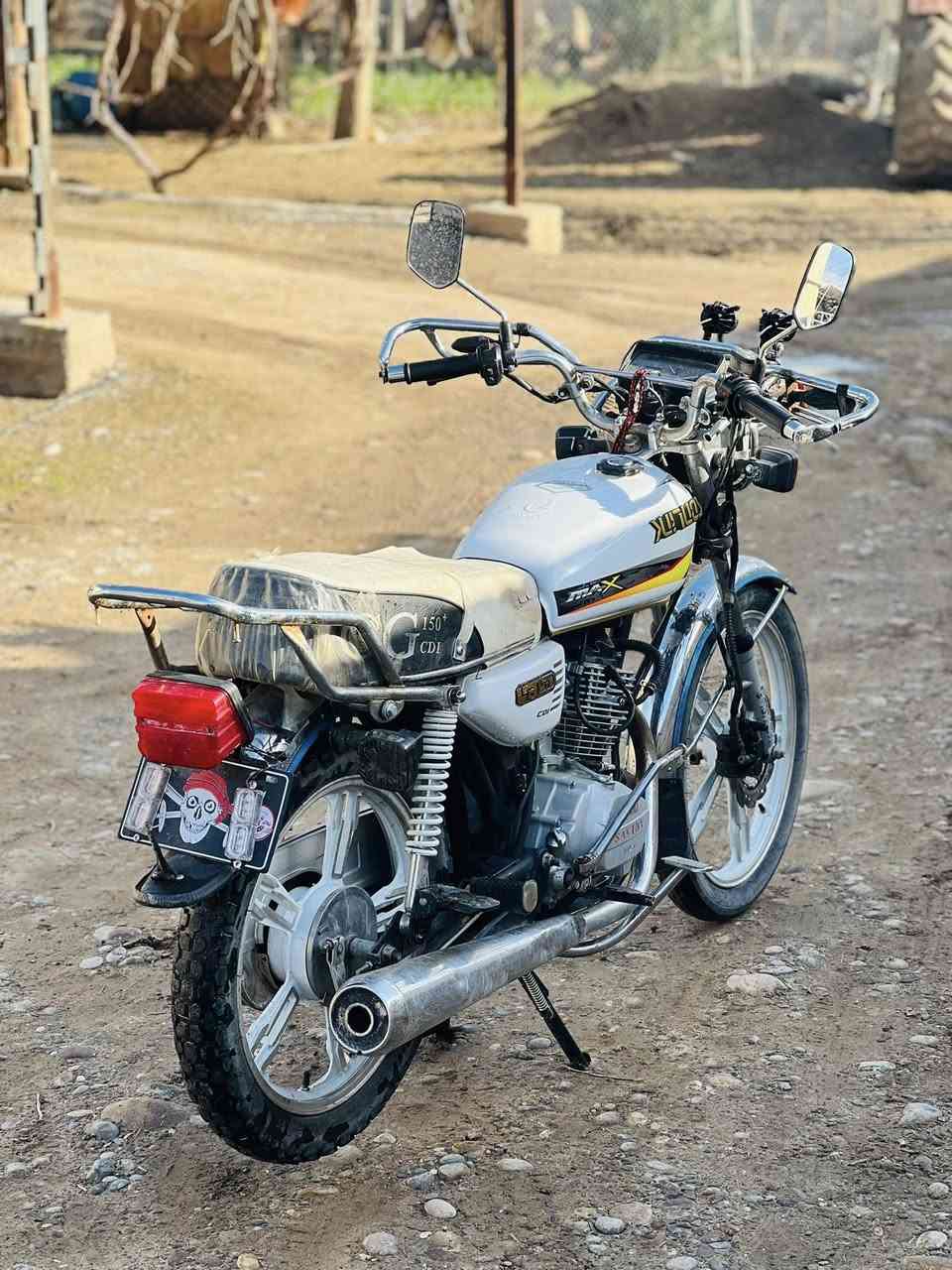 السلام عليكم سافان 21للبيع وزن ثقيل محرك بصمه كهربائيات كلها شغاله ما ناقصه اي شي محرك مبدل لاستيك ولف بس السعر 450وبي مجال قليل مكاني جنوب الموصل قرية الحاج علي ***********
